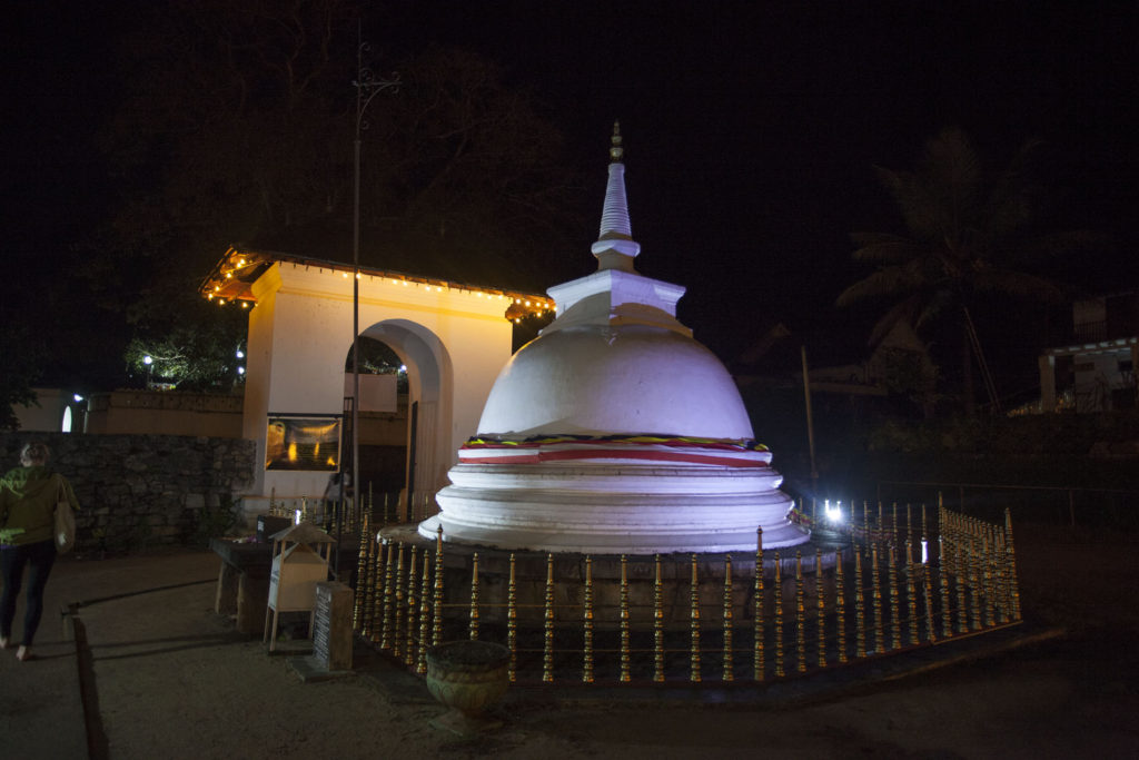 Kandy - Chrám Buddhova zubu - stupa 2