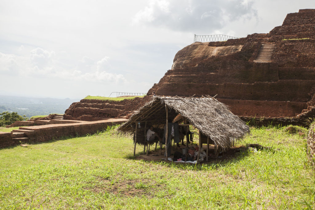 Sigiriya - vrchol odpočívající dělníci