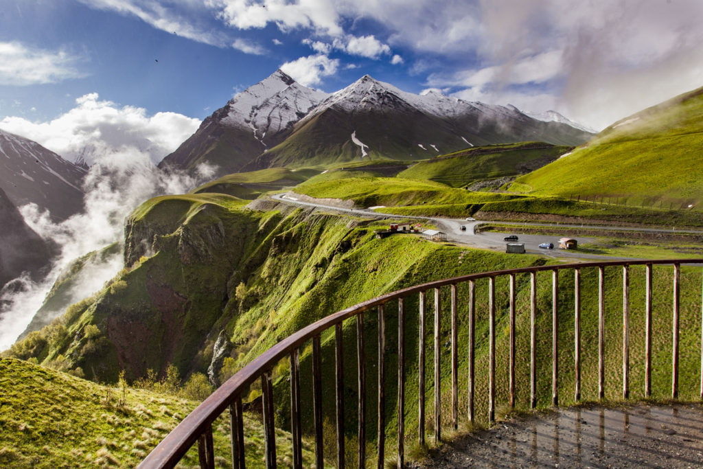 Tbilisi - cesta do Kazbegi- Hory a zabradlí