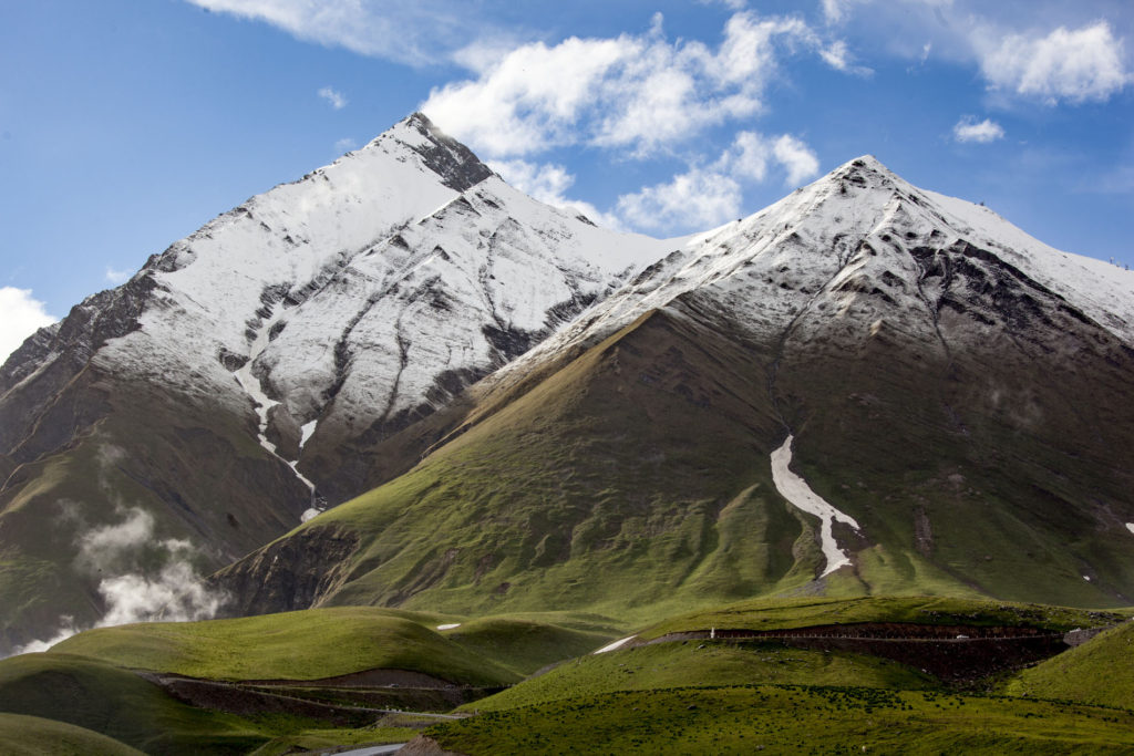 Cesta do Kazbegi - hory detail