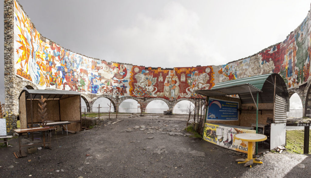 Cesta do Kazbegi - prázdné odpočívadlo