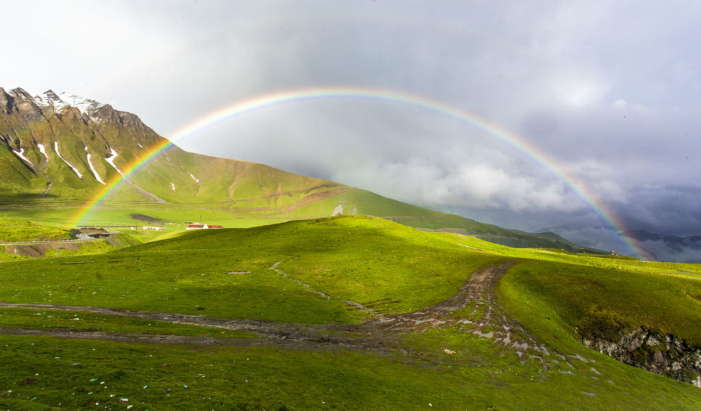 Cesta do Kazbegi - Duha a hory