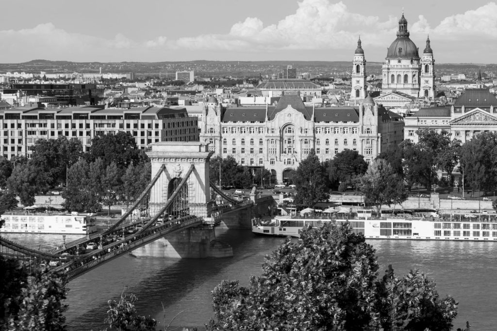 Budapešť - budovy naproti hradu