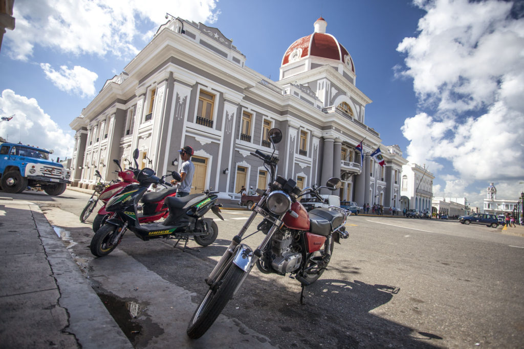 Cienfuegos - náměstí a motorky