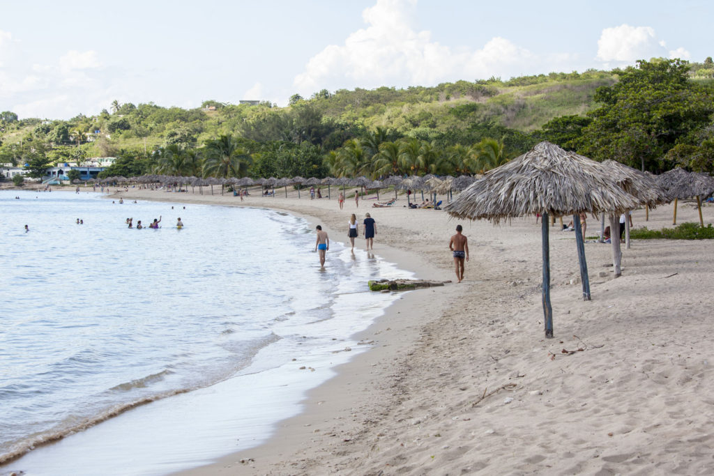 Playa Rancho Luna - slunečníky a pláž