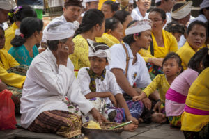 Pura Tirta Empul - věřící