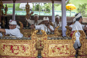 Pura Tirta Empul - muzikanti v bílém