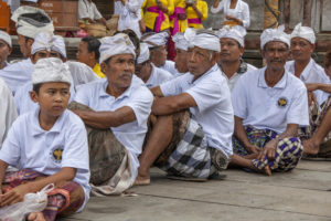 Pura Tirta Empul - věřící v bílém