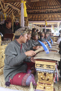 Pura Tirta Empul - muzikanti a bicí