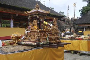 Pura Tirta Empul - obětní stánek