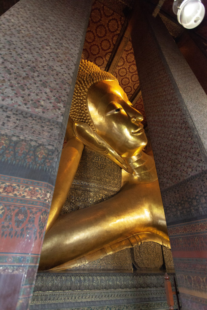 Bangkok chrám Wat Pho -lezici budha mezi sloupy