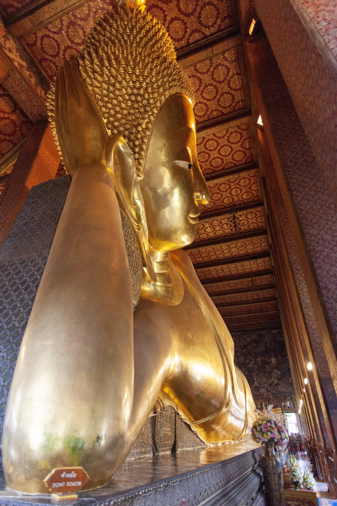 Bangkok chrám Wat Pho - ležící budha profil