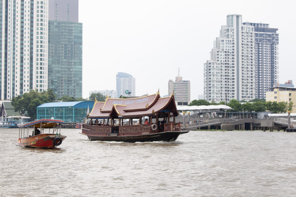 Bangkok - Výlet lodí - Mrakodrapy a lod