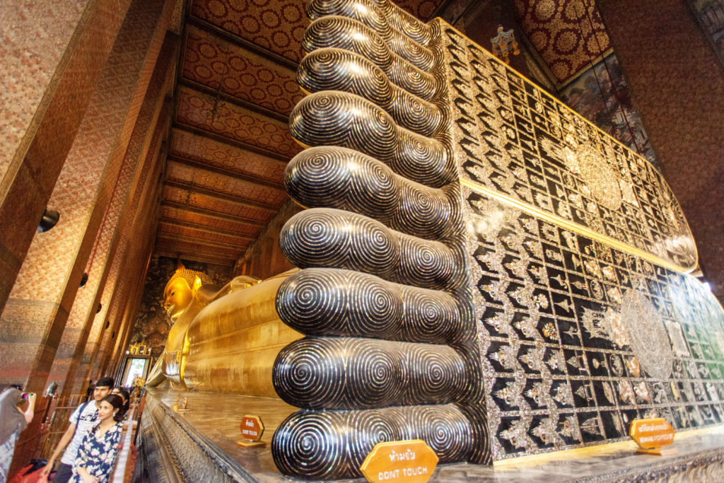 Bangkok chrám Wat Pho - ležíci budha a jeho nohy